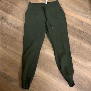 Lululemon green scuba seats size 4